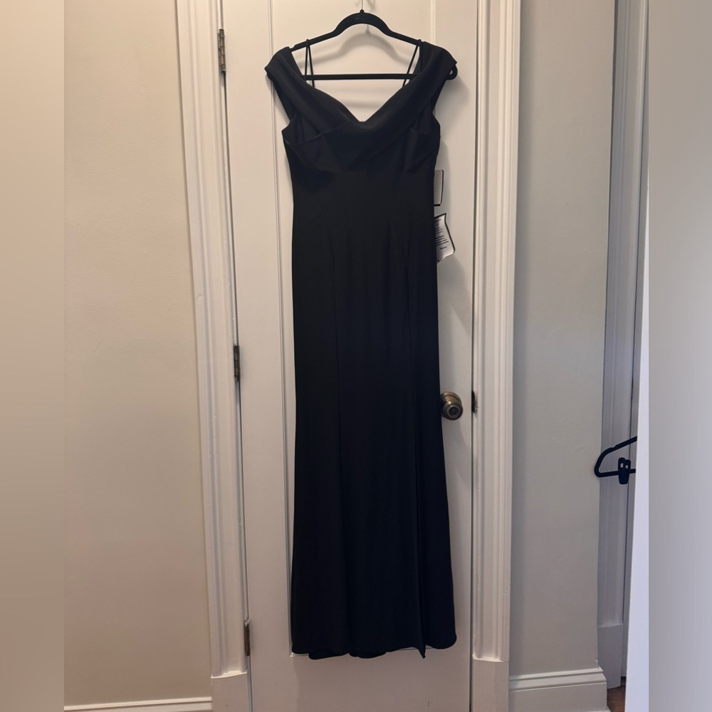 🚨 MAKE AN OFFER! Off the shoulder black dress NWT